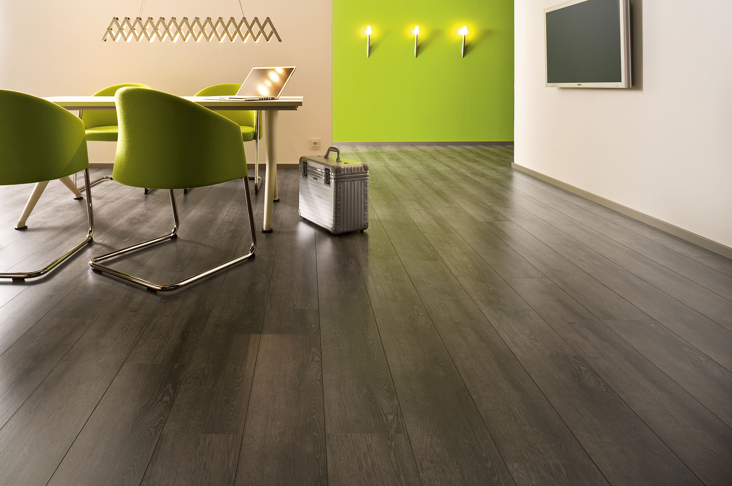Топ лучших напольных покрытий для офиса: что выбрать в 2025 году?