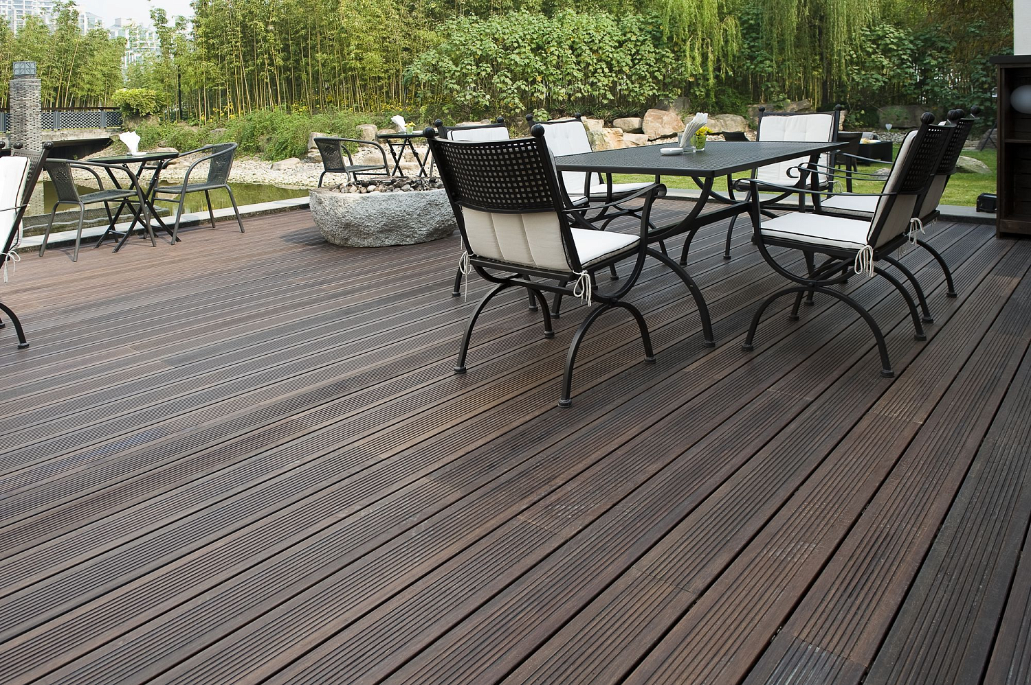 Газон VS террасная доска: что лучше для дачи, двора и зоны отдыха