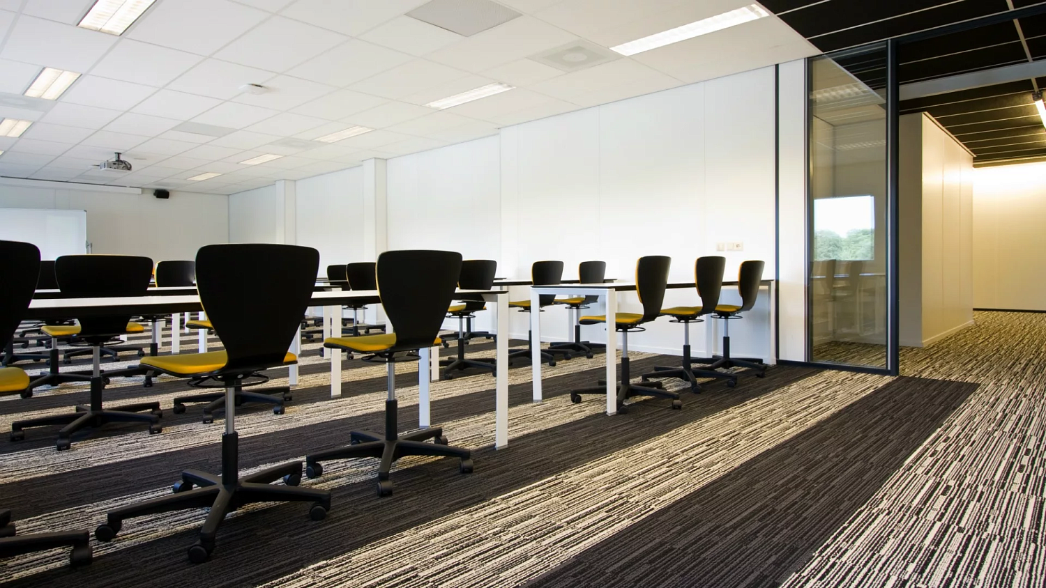 Топ лучших напольных покрытий для офиса: что выбрать в 2025 году?