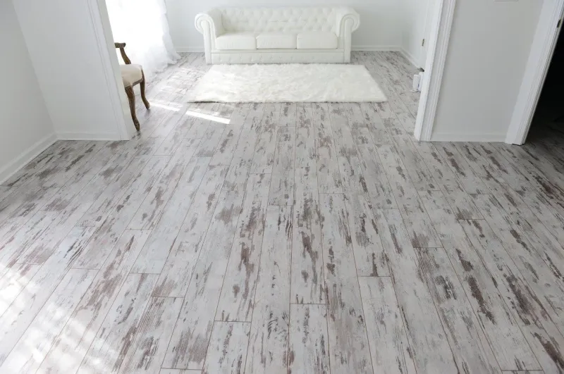 Тренды в дизайне линолеума: под дерево, бетон, плитку и не только